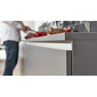 Interliving Küche Serie 3017 mit AEG Einbaugeräten Quarzgrau & Quarzgrau Metallic – zweizeilig