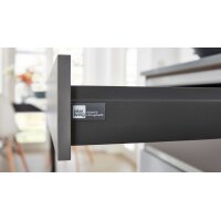 Interliving Küche Serie 3017 mit AEG Einbaugeräten Quarzgrau & Quarzgrau Metallic – zweizeilig