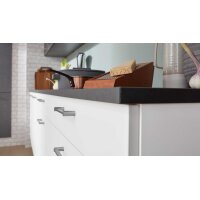 Interliving Küche Serie 3019 mit AEG Einbaugeräten Weiß & Stahlgrau – zweizeilig