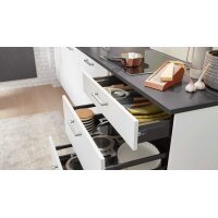 Interliving Küche Serie 3019 mit AEG Einbaugeräten Weiß & Stahlgrau – zweizeilig