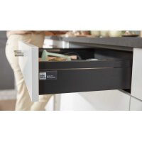 Interliving Küche Serie 3019 mit AEG Einbaugeräten Weiß & Stahlgrau – zweizeilig