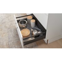 Interliving Küche Serie 3019 mit AEG Einbaugeräten Weiß & Stahlgrau – zweizeilig