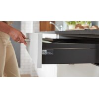 Interliving Küche Serie 3019 mit AEG Einbaugeräten Weiß & Stahlgrau – zweizeilig
