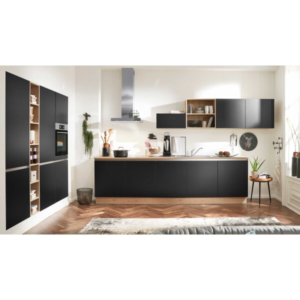 Interliving Küche Serie 3024 mit AEG-Einbaugeräten Mattschwarz & Asteiche natur – zweizeilig