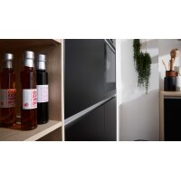 Interliving Küche Serie 3024 mit AEG-Einbaugeräten Mattschwarz & Asteiche natur – zweizeilig