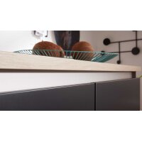 Interliving Küche Serie 3024 mit AEG-Einbaugeräten Mattschwarz & Asteiche natur – zweizeilig