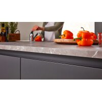 Interliving Küche Serie 3100 mit AEG Einbaugeräten Schwarz & Quarzgrau – zweizeilig