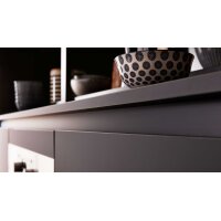 Interliving Küche Serie 3100 mit AEG Einbaugeräten Schwarz & Quarzgrau – zweizeilig