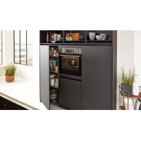 Interliving Küche Serie 3100 mit AEG Einbaugeräten Schwarz & Quarzgrau – zweizeilig