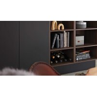 Interliving Küche Serie 3039 mit AEG-Einbaugeräten Mattschwarz & Nussbaum Kuba – Stellfläche ca. 275 x 305 cm