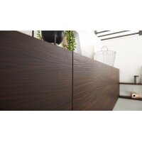 Interliving Küche Serie 3039 mit AEG-Einbaugeräten Mattschwarz & Nussbaum Kuba – Stellfläche ca. 275 x 305 cm