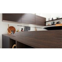 Interliving Küche Serie 3039 mit AEG-Einbaugeräten Mattschwarz & Nussbaum Kuba – Stellfläche ca. 275 x 305 cm