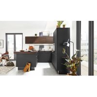 Interliving Küche Serie 3039 mit AEG-Einbaugeräten Mattschwarz & Nussbaum Kuba – Stellfläche ca. 275 x 305 cm