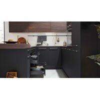 Interliving Küche Serie 3039 mit AEG-Einbaugeräten Mattschwarz & Nussbaum Kuba – Stellfläche ca. 275 x 305 cm