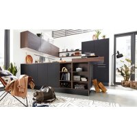 Interliving Küche Serie 3039 mit AEG-Einbaugeräten Mattschwarz & Nussbaum Kuba – Stellfläche ca. 275 x 305 cm