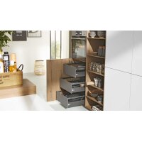 Interliving Küche Serie 3039 mit AEG Einbaugeräten Arcticweiß & Vulkaneiche – zweizeilig