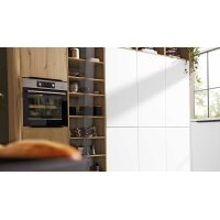 Interliving Küche Serie 3039 mit AEG Einbaugeräten Arcticweiß & Vulkaneiche – zweizeilig