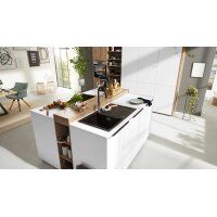 Interliving Küche Serie 3039 mit AEG Einbaugeräten Arcticweiß & Vulkaneiche – zweizeilig