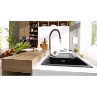 Interliving Küche Serie 3039 mit AEG Einbaugeräten Arcticweiß & Vulkaneiche – zweizeilig