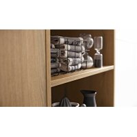 Interliving Küche Serie 3039 mit AEG Einbaugeräten Arcticweiß & Vulkaneiche – zweizeilig