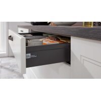 Interliving Küche Serie 3023 mit AEG Einbaugeräten Weiß & Mooreiche – zweizeilig
