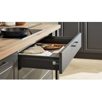 Interliving Küche Serie 3044 mit Miele Einbaugeräten Graphit & Kernbuche – zweizeilig