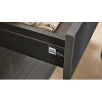 Interliving Küche Serie 3044 mit Miele Einbaugeräten Graphit & Kernbuche – zweizeilig