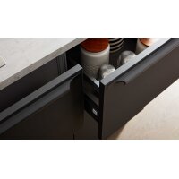 Interliving Küche Serie 3101 mit SIEMENS Einbaugeräten Schwarz & Beton – zweizeilig