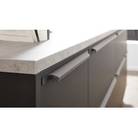 Interliving Küche Serie 3101 mit SIEMENS Einbaugeräten Schwarz & Beton – zweizeilig