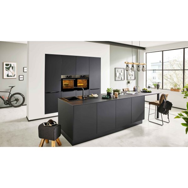 Interliving Küche Serie 3104 mit AEG Einbaugeräten Mattschwarz – zweizeilig
