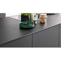 Interliving Küche Serie 3104 mit AEG Einbaugeräten Mattschwarz – zweizeilig