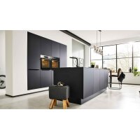 Interliving Küche Serie 3104 mit AEG Einbaugeräten Mattschwarz – zweizeilig