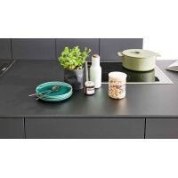 Interliving Küche Serie 3104 mit AEG Einbaugeräten Mattschwarz – zweizeilig
