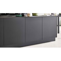 Interliving Küche Serie 3104 mit AEG Einbaugeräten Mattschwarz – zweizeilig