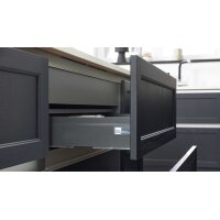 Interliving Küche Serie 3067 mit AEG Einbaugeräten schwarze Esche – zweizeilig