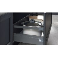 Interliving Küche Serie 3067 mit AEG Einbaugeräten schwarze Esche – zweizeilig