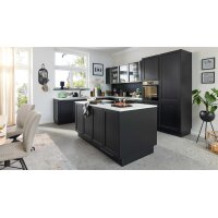 Interliving Küche Serie 3067 mit AEG Einbaugeräten schwarze Esche – zweizeilig