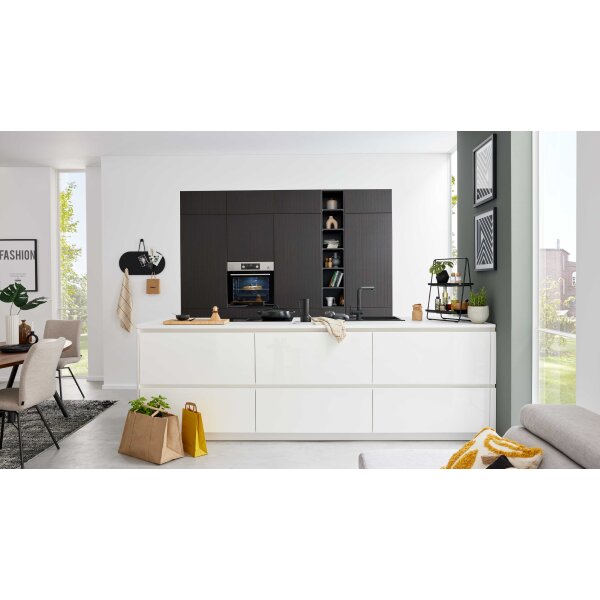 Interliving Küche Serie 3069 mit AEG-Einbaugeräten Stripe Wood Coffee & Hochglanz Weiß – zweizeilig
