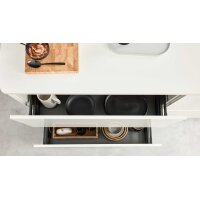 Interliving Küche Serie 3069 mit AEG-Einbaugeräten Stripe Wood Coffee & Hochglanz Weiß – zweizeilig