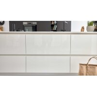 Interliving Küche Serie 3069 mit AEG-Einbaugeräten Stripe Wood Coffee & Hochglanz Weiß – zweizeilig