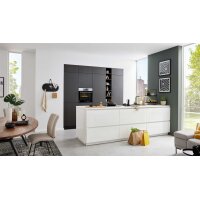 Interliving Küche Serie 3069 mit AEG-Einbaugeräten Stripe Wood Coffee & Hochglanz Weiß – zweizeilig