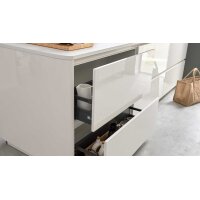 Interliving Küche Serie 3069 mit AEG-Einbaugeräten Stripe Wood Coffee & Hochglanz Weiß – zweizeilig