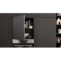 Interliving Küche Serie 3069 mit AEG-Einbaugeräten Stripe Wood Coffee & Hochglanz Weiß – zweizeilig