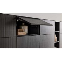 Interliving Küche Serie 3069 mit AEG-Einbaugeräten Stripe Wood Coffee & Hochglanz Weiß – zweizeilig
