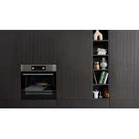 Interliving Küche Serie 3069 mit AEG-Einbaugeräten Stripe Wood Coffee & Hochglanz Weiß – zweizeilig