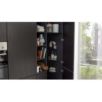Interliving Küche Serie 3069 mit AEG-Einbaugeräten Stripe Wood Coffee & Hochglanz Weiß – zweizeilig