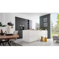 Interliving Küche Serie 3069 mit AEG-Einbaugeräten Stripe Wood Coffee & Hochglanz Weiß – zweizeilig