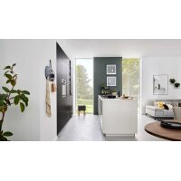 Interliving Küche Serie 3069 mit AEG-Einbaugeräten Stripe Wood Coffee & Hochglanz Weiß – zweizeilig