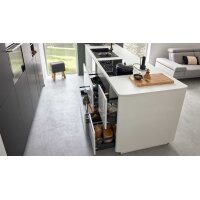 Interliving Küche Serie 3069 mit AEG-Einbaugeräten Stripe Wood Coffee & Hochglanz Weiß – zweizeilig
