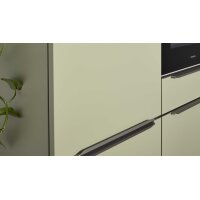 Interliving Küche Serie 3109 mit Constructa-Einbaugeräten Arcticweiß, Avocado & Vulkaneiche - zweizeilig